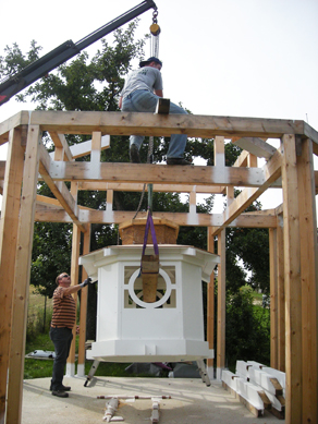 Pavillon Bau: Die Laterne wird montiert